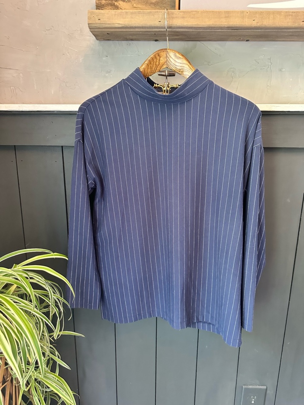 Chico's Navy Pinstriped Mock-Neck Long Sleeve Tunic‎ Top sz 1 (Medium)